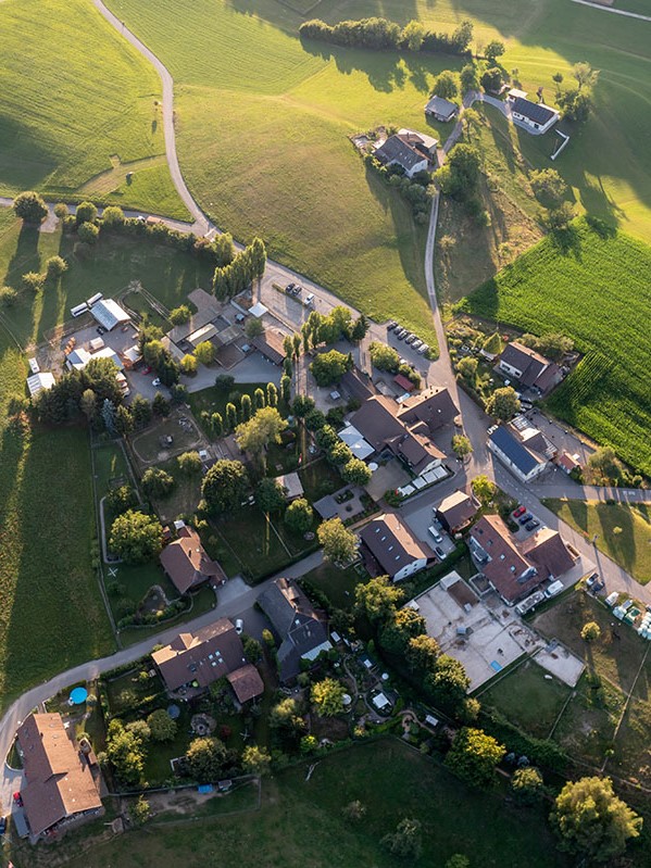 Rütihof_VonObenW https://noelleunddom.kingsdesign.ch/wp-content/uploads/2024/04/Ruetihof_VonObenW.jpg